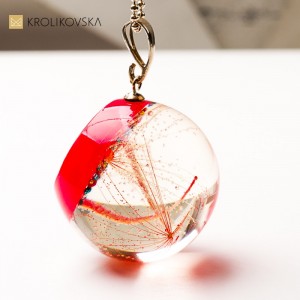 Biżuteria z żywicy z zatopioną rośliną – połączenie natury i designu