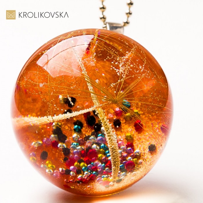 Naszyjnik z żywicy z dmuchawcem – symbol marzeń i wyjątkowy upominek.