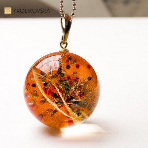 Naszyjnik z żywicy z dmuchawcem – symbol marzeń i wyjątkowy upominek.