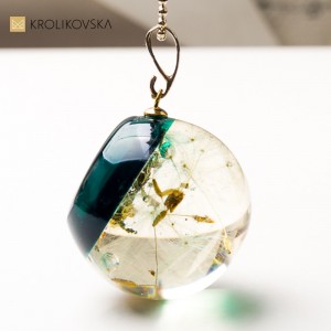 Naszyjnik z żywicy – naturalna biżuteria dla miłośniczki botanik.