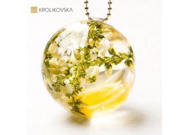 Naszyjnik z żywicy z kwiatem wrzosu – delikatna biżuteria na każdą okazję