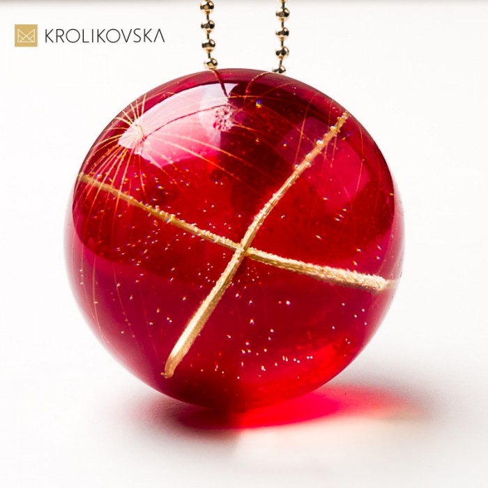 Naszyjnik z żywicy czerwony – efektowna biżuteria na wieczór