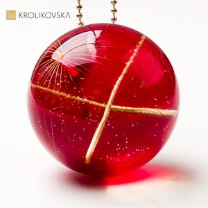 Naszyjnik z żywicy czerwony – efektowna biżuteria na wieczór