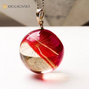 Naszyjnik z żywicy czerwony – efektowna biżuteria na wieczór