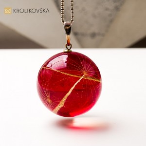 Naszyjnik z żywicy czerwony – efektowna biżuteria na wieczór