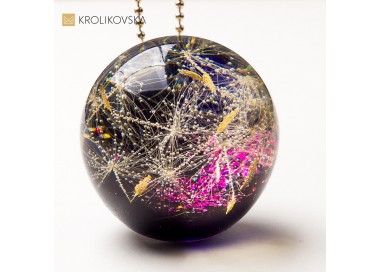 Naszyjnik z żywicy epoksydowej z suszonymi kwiatami – naturalny prezent handmade.