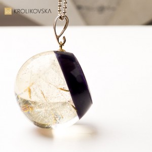 Naszyjnik z żywicy epoksydowej z suszonymi kwiatami – naturalny prezent handmade.