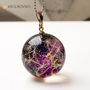 Naszyjnik z żywicy epoksydowej z suszonymi kwiatami – naturalny prezent handmade.