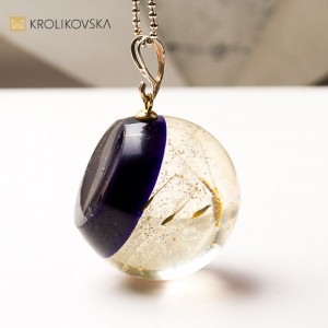 Naszyjnik z żywicy epoksydowej z suszonymi kwiatami – naturalny prezent handmade.