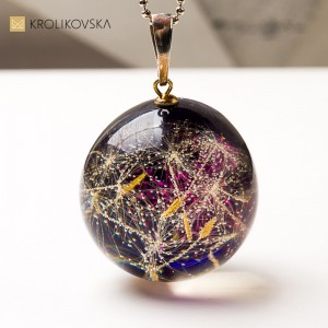 Naszyjnik z żywicy epoksydowej z suszonymi kwiatami – naturalny prezent handmade.