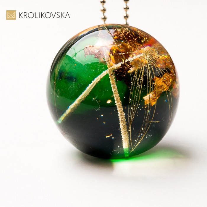 Naszyjnik z żywicy– biżuteria z naturą.