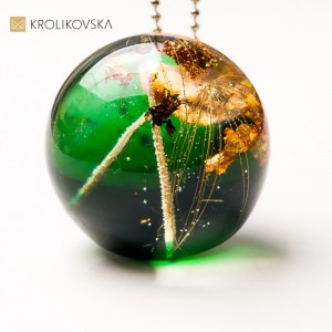 Naszyjnik z żywicy– biżuteria z naturą.