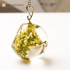 Biżuteria artystyczna dla niej – wyjątkowy naszyjnik z detalem roślinnym.