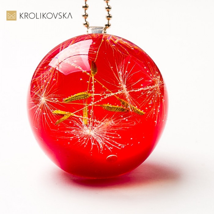 Biżuteria inspirowana naturą – naszyjnik z delikatnym motywem roślinnym.