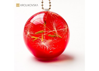 Biżuteria inspirowana naturą – naszyjnik z delikatnym motywem roślinnym.