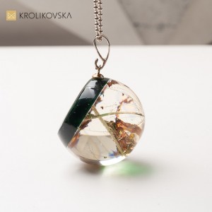 Naszyjnik dla kobiety – stylowy dodatek inspirowany naturą.