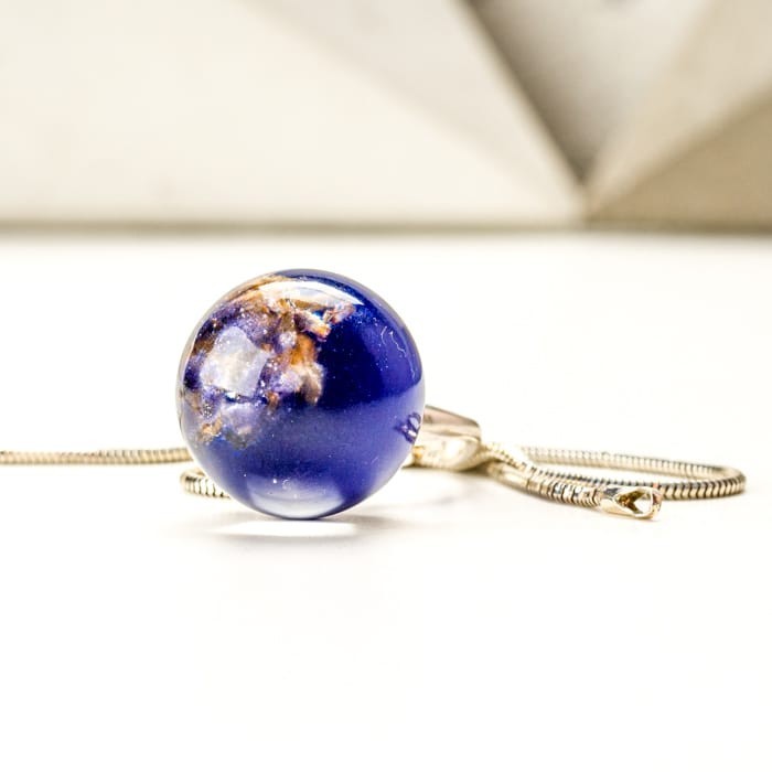 Kwiaty lawendy i wrzosu w żywicy. Kwiaty lawendy i wrzosu w żywicy.