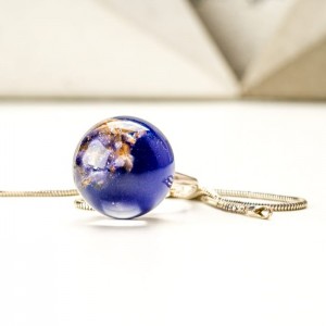 Kwiaty lawendy i wrzosu w żywicy. Kwiaty lawendy i wrzosu w żywicy.