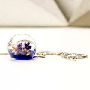 Kwiaty lawendy i wrzosu w żywicy. Kwiaty lawendy i wrzosu w żywicy.