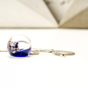 Kwiaty lawendy i wrzosu w żywicy. Kwiaty lawendy i wrzosu w żywicy.