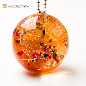 Biżuteria na Dzień Kobiet – wyjątkowy naszyjnik z kwiatowym detalem.