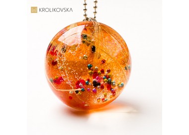 Biżuteria na Dzień Kobiet – wyjątkowy naszyjnik z kwiatowym detalem.