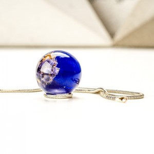 Kwiaty lawendy i wrzosu w żywicy. Kwiaty lawendy i wrzosu w żywicy.