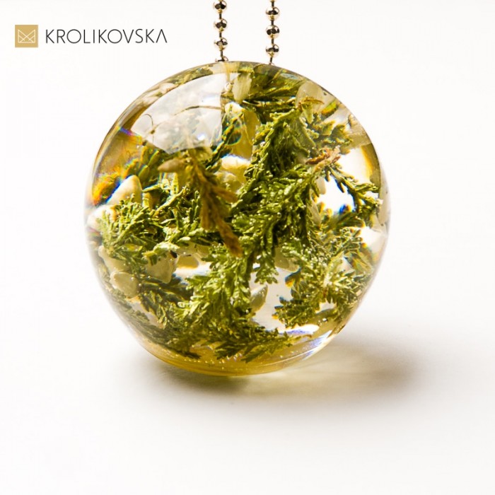 Biżuteria pod choinkę – naturalny naszyjnik z motywem roślinnym.