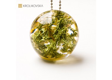 Biżuteria pod choinkę – naturalny naszyjnik z motywem roślinnym.