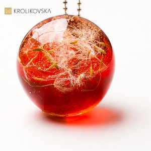 Naszyjnik z kwiatowym akcentem – prezent świąteczny pełen ciepła.