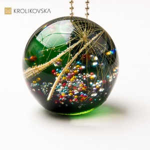 Naszyjnik prezent dla niej – elegancka biżuteria z motywem roślinnym.