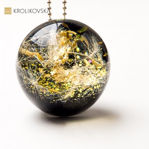 Biżuteria handmade prezent dla niej – naszyjnik z florą i stylem.