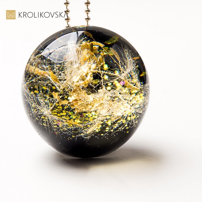 Biżuteria handmade prezent dla niej – naszyjnik z florą i stylem.