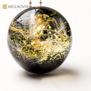 Biżuteria handmade prezent dla niej – naszyjnik z florą i stylem.