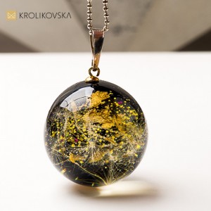 Biżuteria handmade prezent dla niej – naszyjnik z florą i stylem.