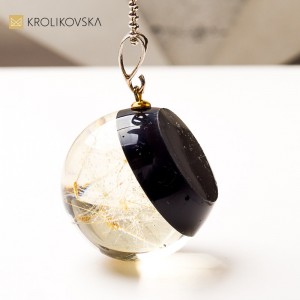 Biżuteria handmade prezent dla niej – naszyjnik z florą i stylem.