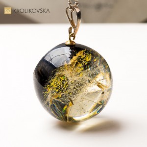 Biżuteria handmade prezent dla niej – naszyjnik z florą i stylem.