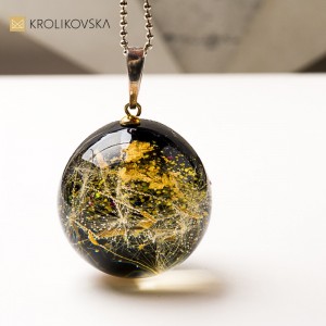 Biżuteria handmade prezent dla niej – naszyjnik z florą i stylem.