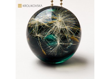 Biżuteria z naturą prezent dla niej – naszyjnik z subtelną grafiką roślinną.