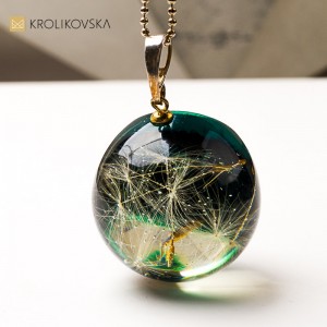 Biżuteria z naturą prezent dla niej – naszyjnik z subtelną grafiką roślinną.1