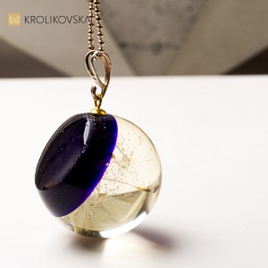 Naszyjnik prezent dla niej – elegancka biżuteria z motywem roślinnym.