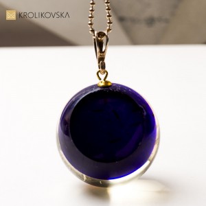 Naszyjnik prezent dla niej – elegancka biżuteria z motywem roślinnym.