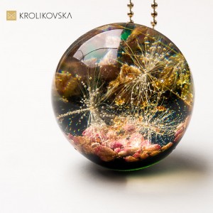 Biżuteria na urodziny dla kobiety – subtelny naszyjnik z roślinnym akcentem.