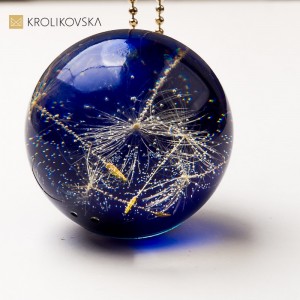 Biżuteria handmade prezent dla niej – naszyjnik z florą i stylem.