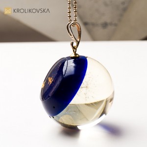 Biżuteria handmade prezent dla niej – naszyjnik z florą i stylem.