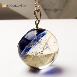 Biżuteria handmade prezent dla niej – naszyjnik z florą i stylem.