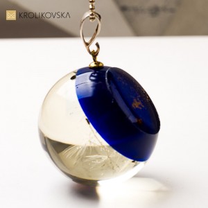 Biżuteria handmade prezent dla niej – naszyjnik z florą i stylem.