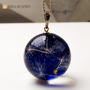 Biżuteria handmade prezent dla niej – naszyjnik z florą i stylem.