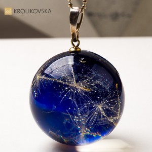 Biżuteria handmade prezent dla niej – naszyjnik z florą i stylem.