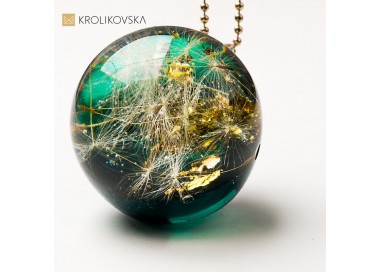 Naszyjnik prezent dla niej – delikatna roślina w kompozycji.